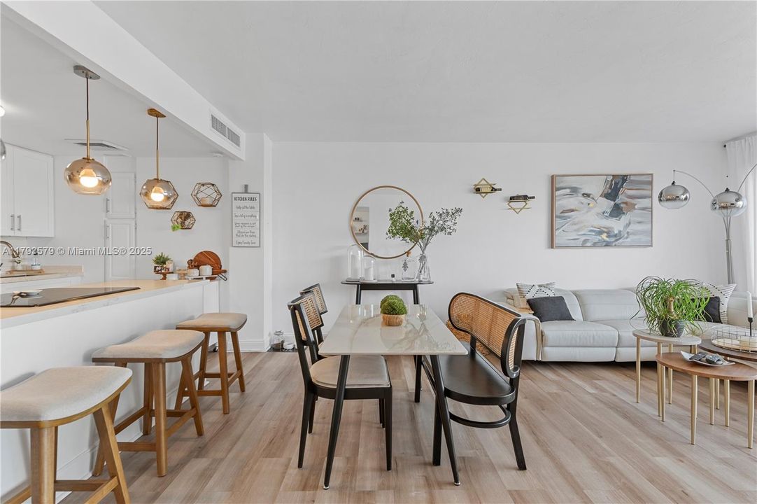 Recently Sold: $465,000 (1 beds, 1 baths, 886 Square Feet)