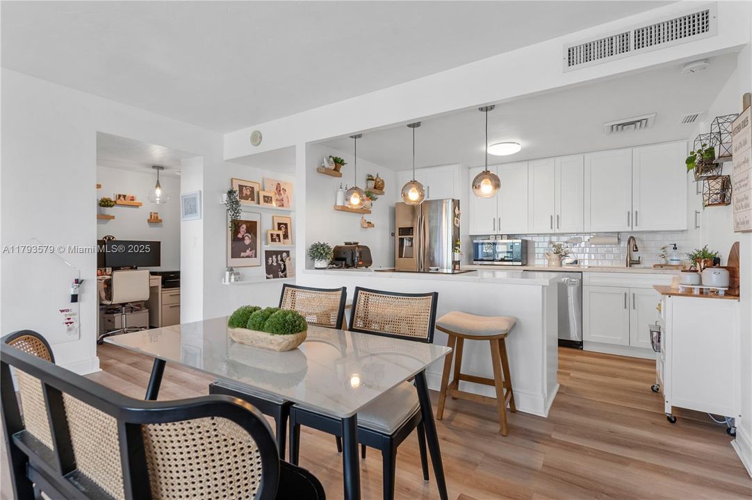 Recently Sold: $465,000 (1 beds, 1 baths, 886 Square Feet)