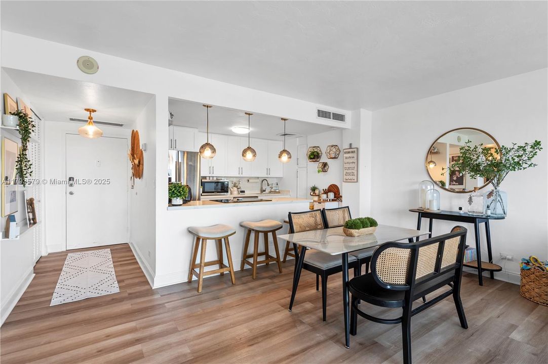 Recently Sold: $465,000 (1 beds, 1 baths, 886 Square Feet)