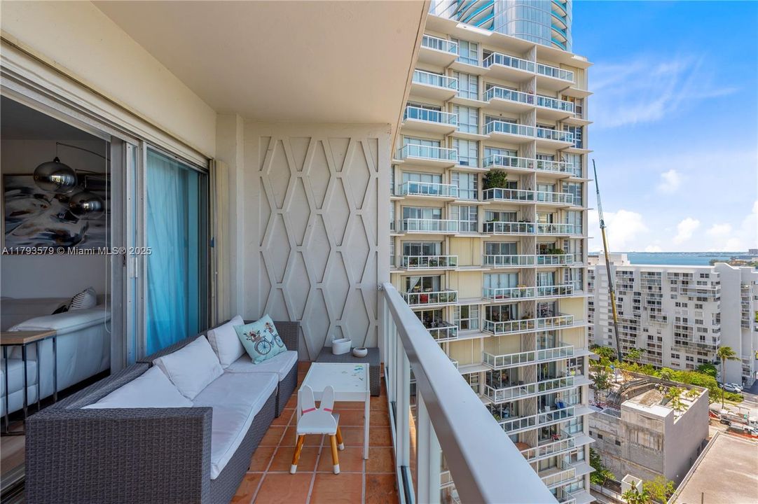 Recently Sold: $465,000 (1 beds, 1 baths, 886 Square Feet)
