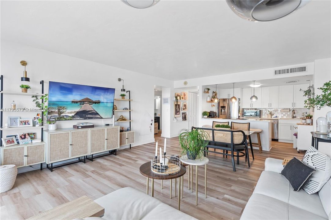 Recently Sold: $465,000 (1 beds, 1 baths, 886 Square Feet)