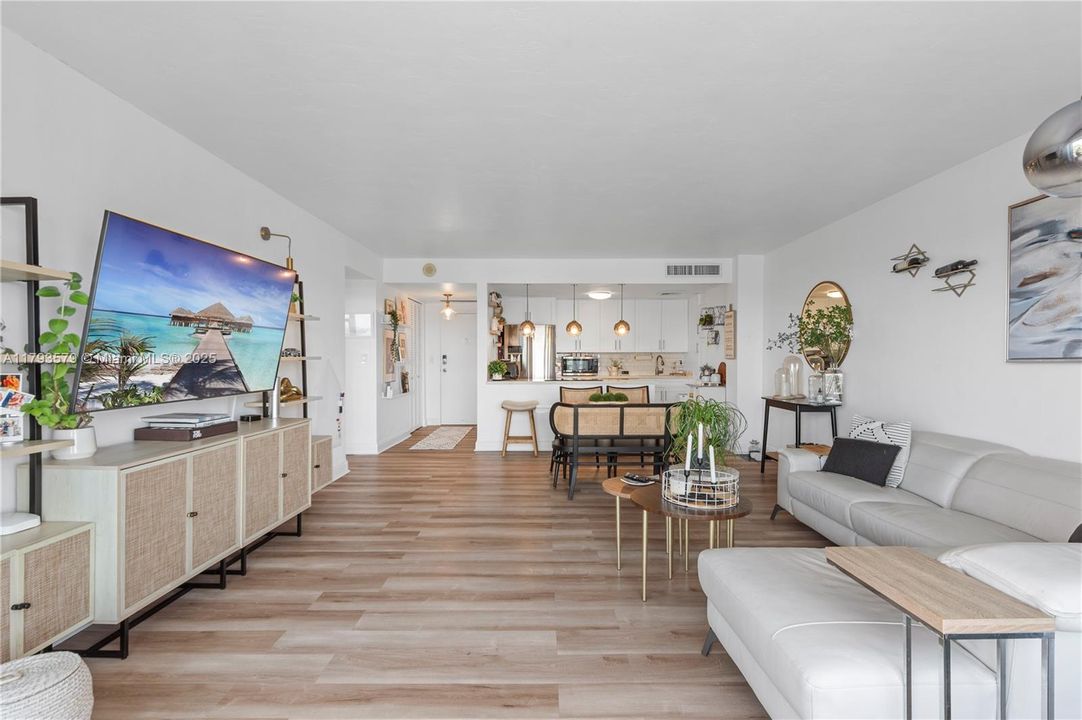 Recently Sold: $465,000 (1 beds, 1 baths, 886 Square Feet)