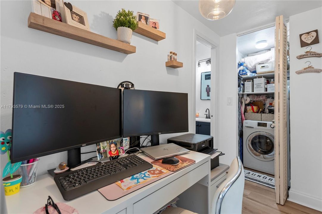 Recently Sold: $465,000 (1 beds, 1 baths, 886 Square Feet)