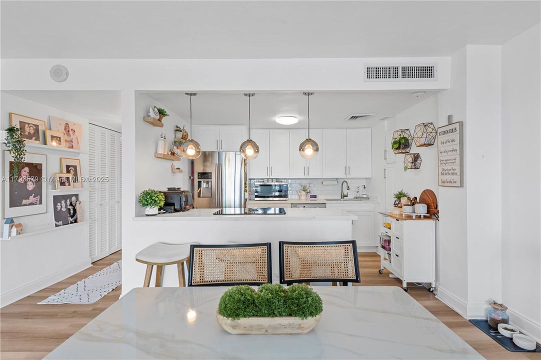 Recently Sold: $465,000 (1 beds, 1 baths, 886 Square Feet)