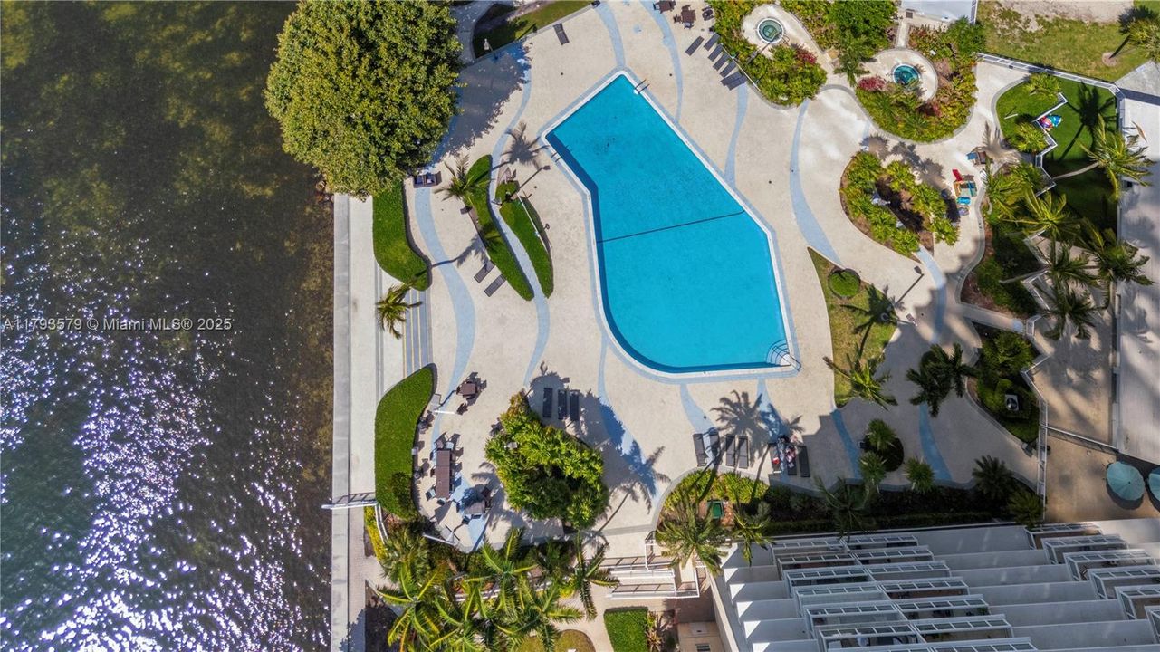 Recently Sold: $465,000 (1 beds, 1 baths, 886 Square Feet)