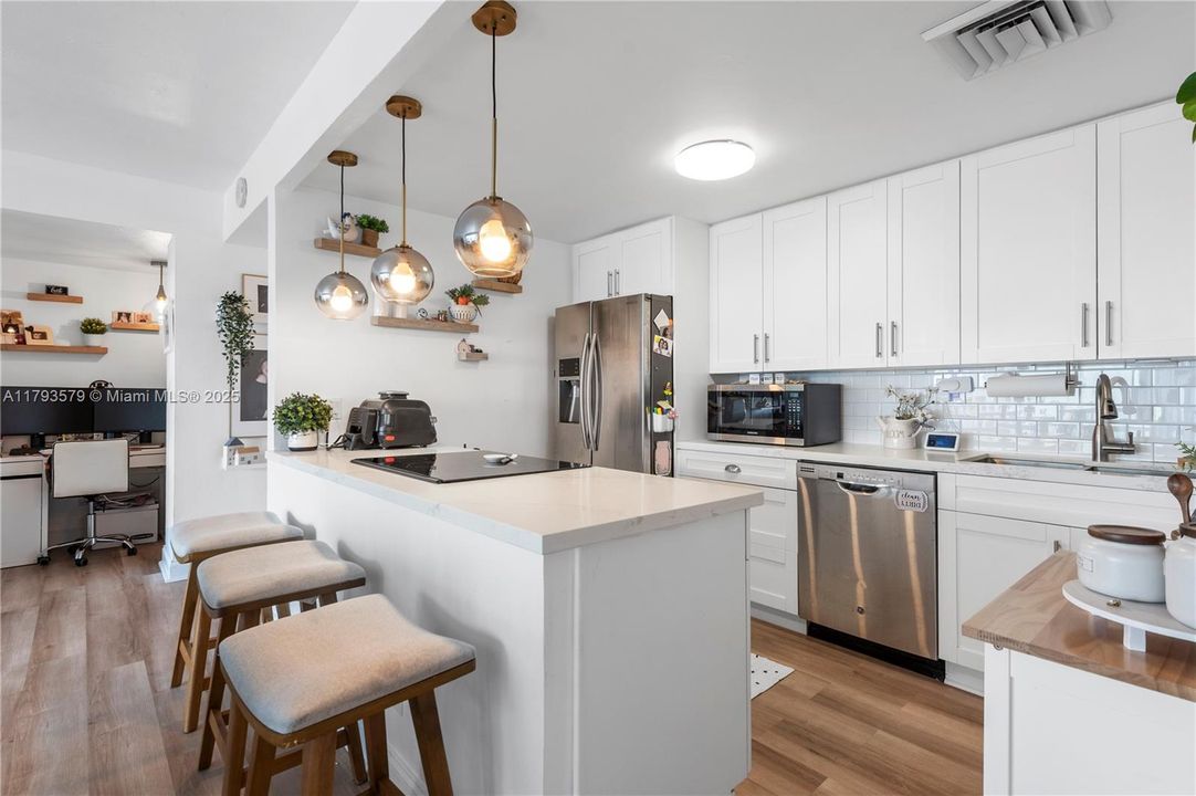 Recently Sold: $465,000 (1 beds, 1 baths, 886 Square Feet)