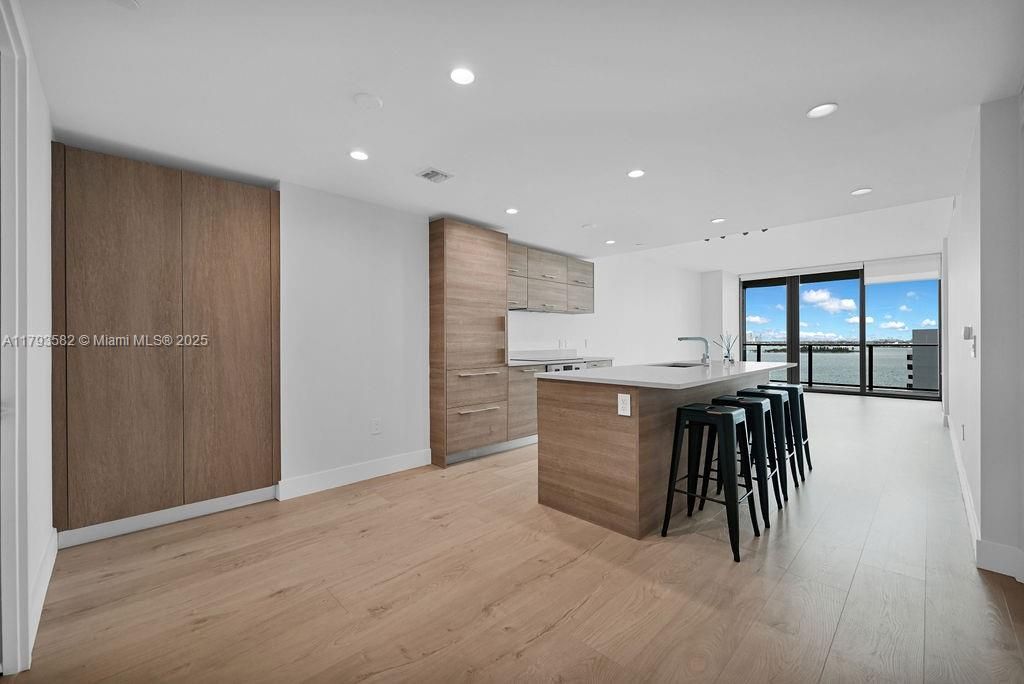 For Sale: $899,000 (2 beds, 3 baths, 1193 Square Feet)