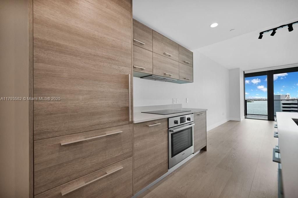 For Sale: $899,000 (2 beds, 3 baths, 1193 Square Feet)