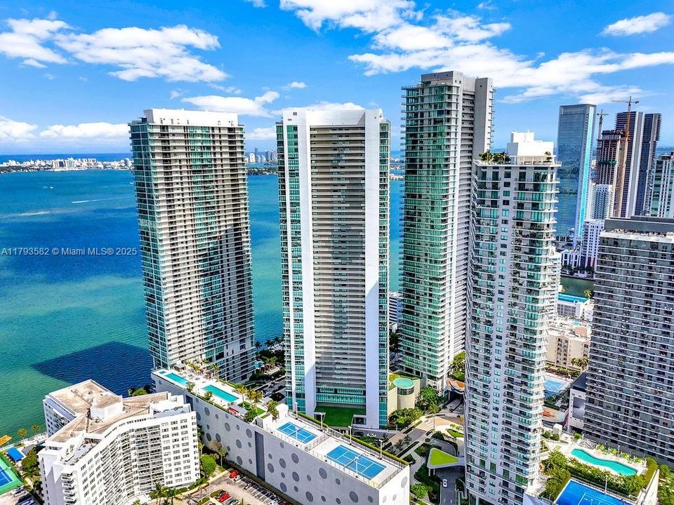 For Sale: $899,000 (2 beds, 3 baths, 1193 Square Feet)