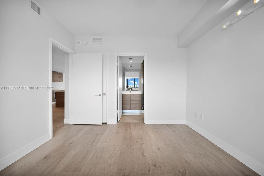 For Sale: $899,000 (2 beds, 3 baths, 1193 Square Feet)