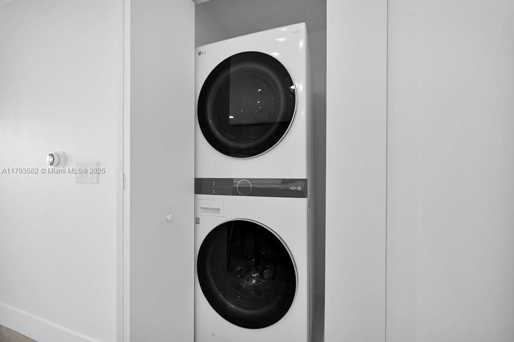 For Sale: $899,000 (2 beds, 3 baths, 1193 Square Feet)