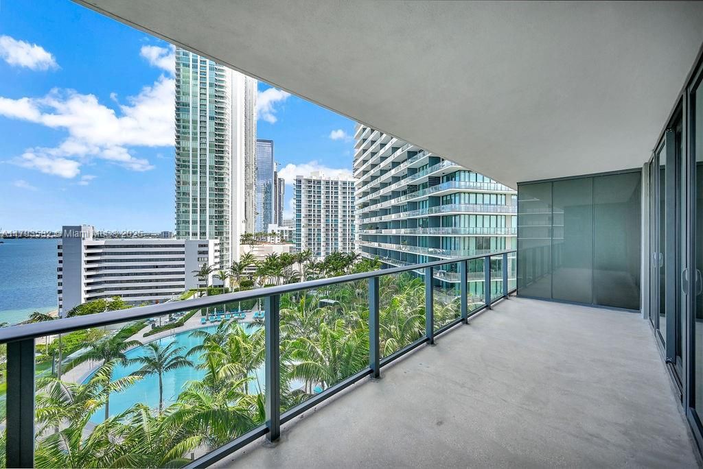 For Sale: $899,000 (2 beds, 3 baths, 1193 Square Feet)