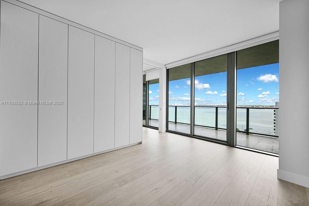 For Sale: $899,000 (2 beds, 3 baths, 1193 Square Feet)