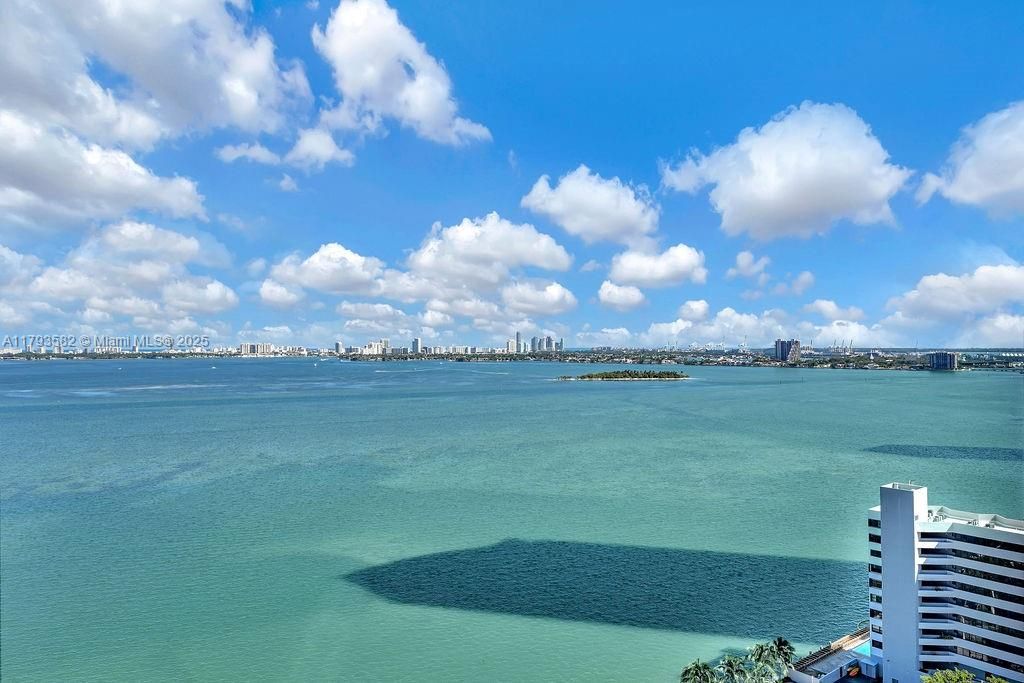 For Sale: $899,000 (2 beds, 3 baths, 1193 Square Feet)