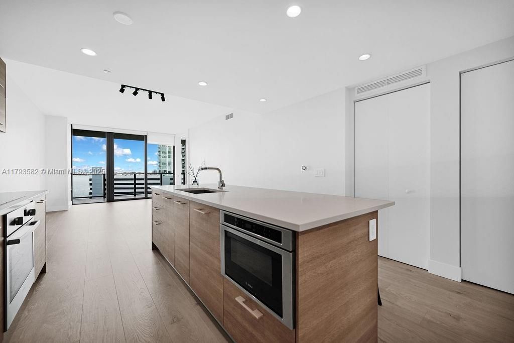 For Sale: $899,000 (2 beds, 3 baths, 1193 Square Feet)