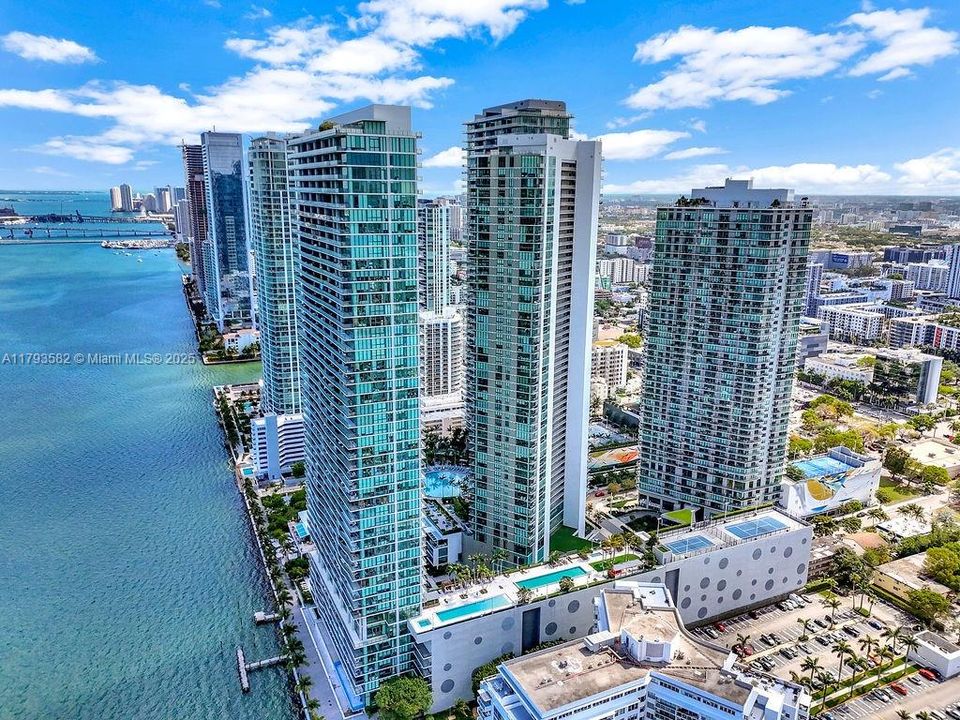 For Sale: $899,000 (2 beds, 3 baths, 1193 Square Feet)