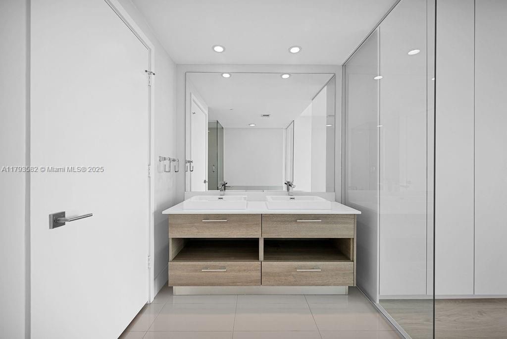 For Sale: $899,000 (2 beds, 3 baths, 1193 Square Feet)