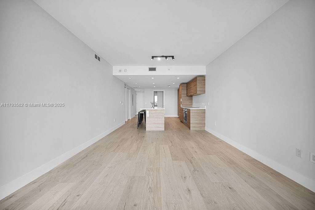 For Sale: $899,000 (2 beds, 3 baths, 1193 Square Feet)