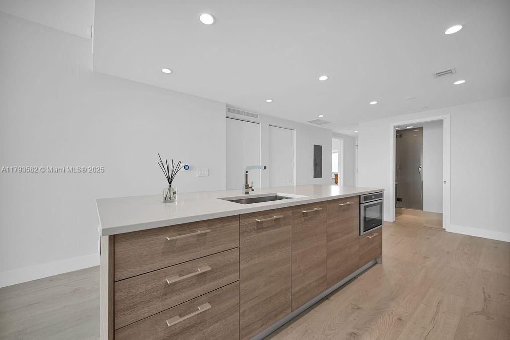 For Sale: $899,000 (2 beds, 3 baths, 1193 Square Feet)