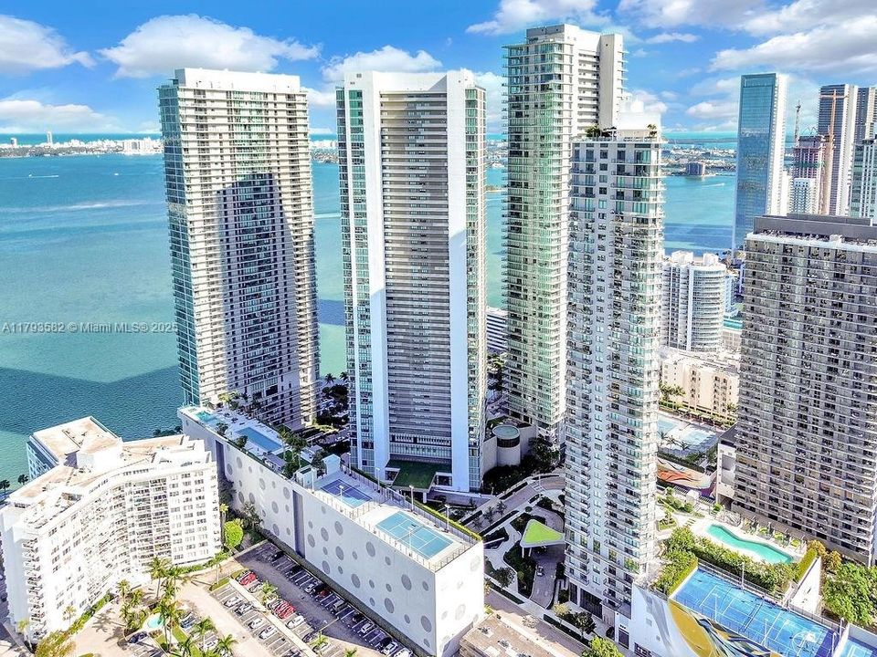 For Sale: $899,000 (2 beds, 3 baths, 1193 Square Feet)