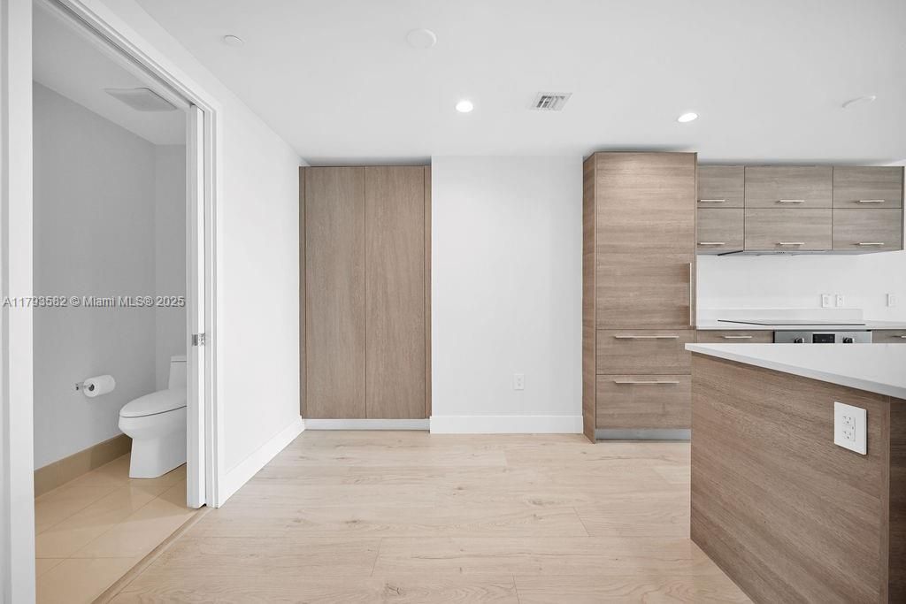 For Sale: $899,000 (2 beds, 3 baths, 1193 Square Feet)