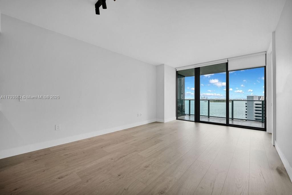 For Sale: $899,000 (2 beds, 3 baths, 1193 Square Feet)