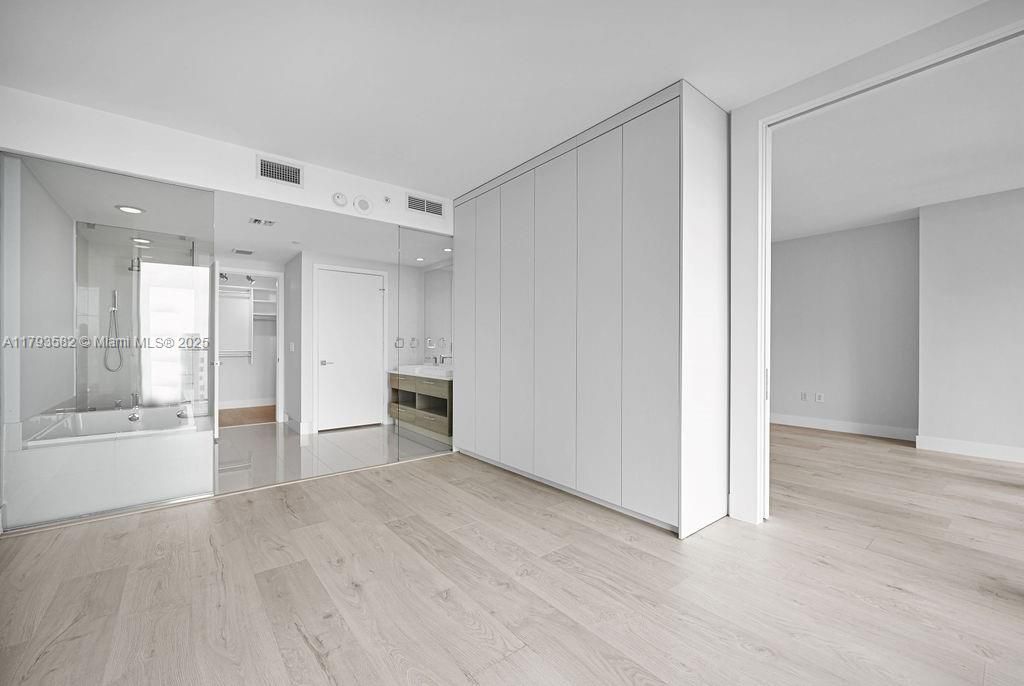 For Sale: $899,000 (2 beds, 3 baths, 1193 Square Feet)