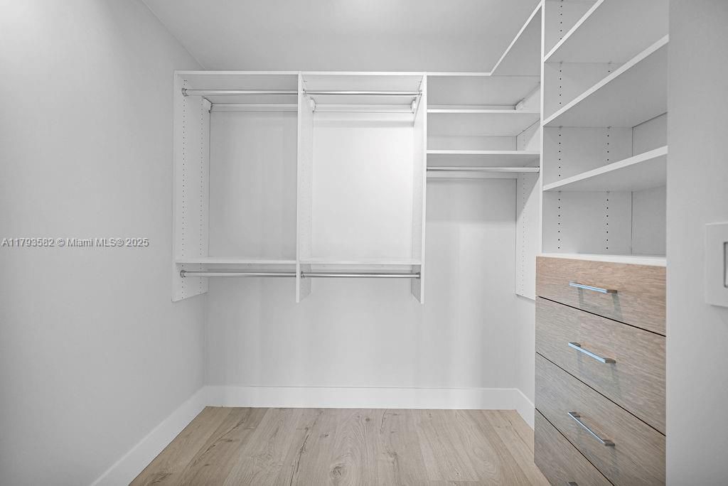 For Sale: $899,000 (2 beds, 3 baths, 1193 Square Feet)