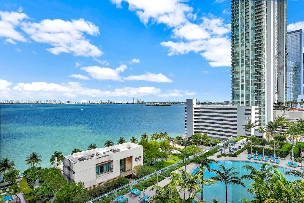 For Sale: $899,000 (2 beds, 3 baths, 1193 Square Feet)