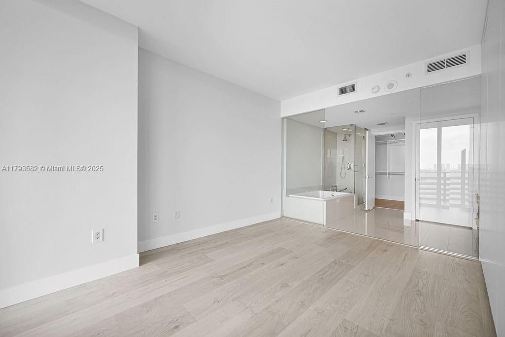 For Sale: $899,000 (2 beds, 3 baths, 1193 Square Feet)