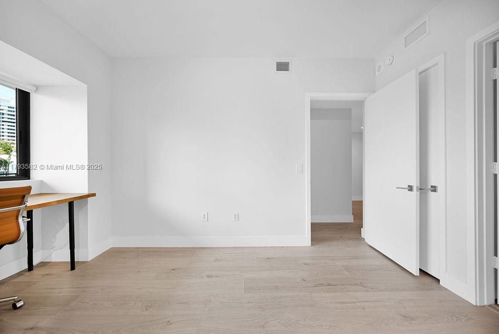 For Sale: $899,000 (2 beds, 3 baths, 1193 Square Feet)