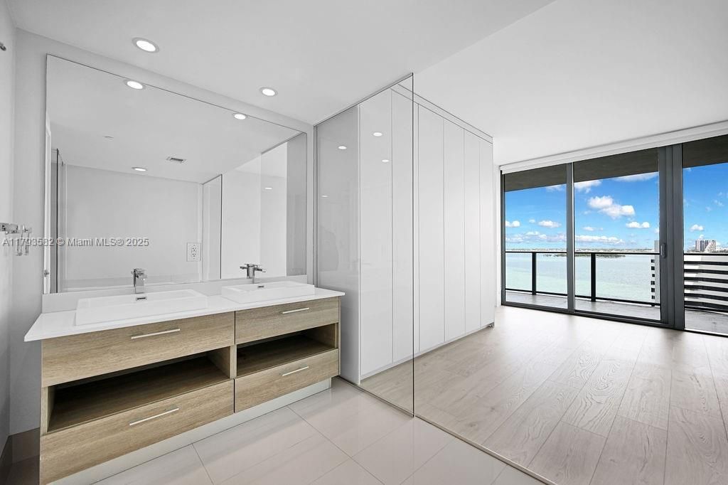 For Sale: $899,000 (2 beds, 3 baths, 1193 Square Feet)