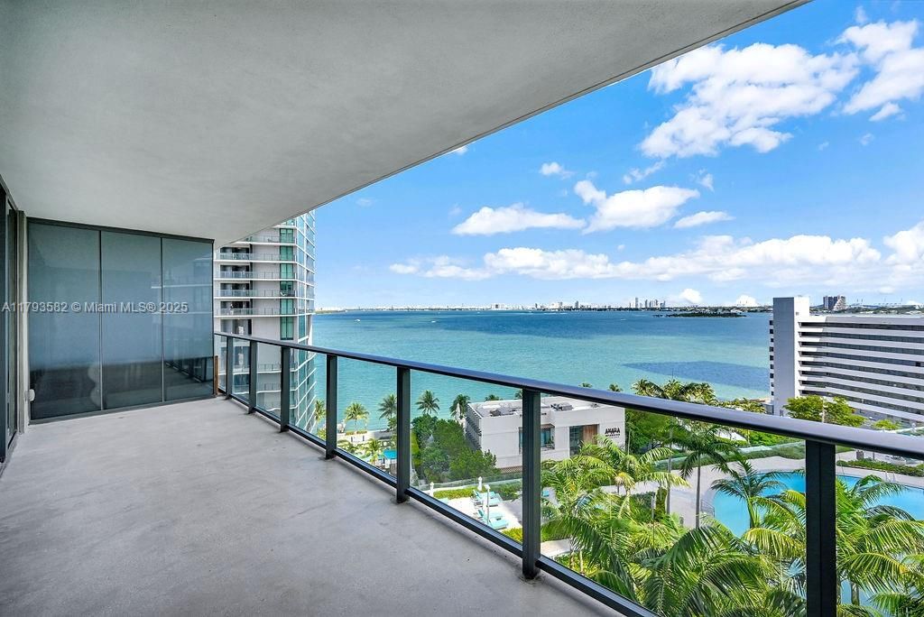 For Sale: $899,000 (2 beds, 3 baths, 1193 Square Feet)