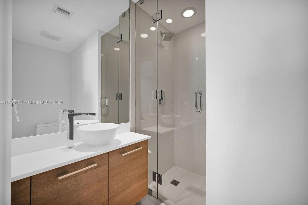 For Sale: $899,000 (2 beds, 3 baths, 1193 Square Feet)