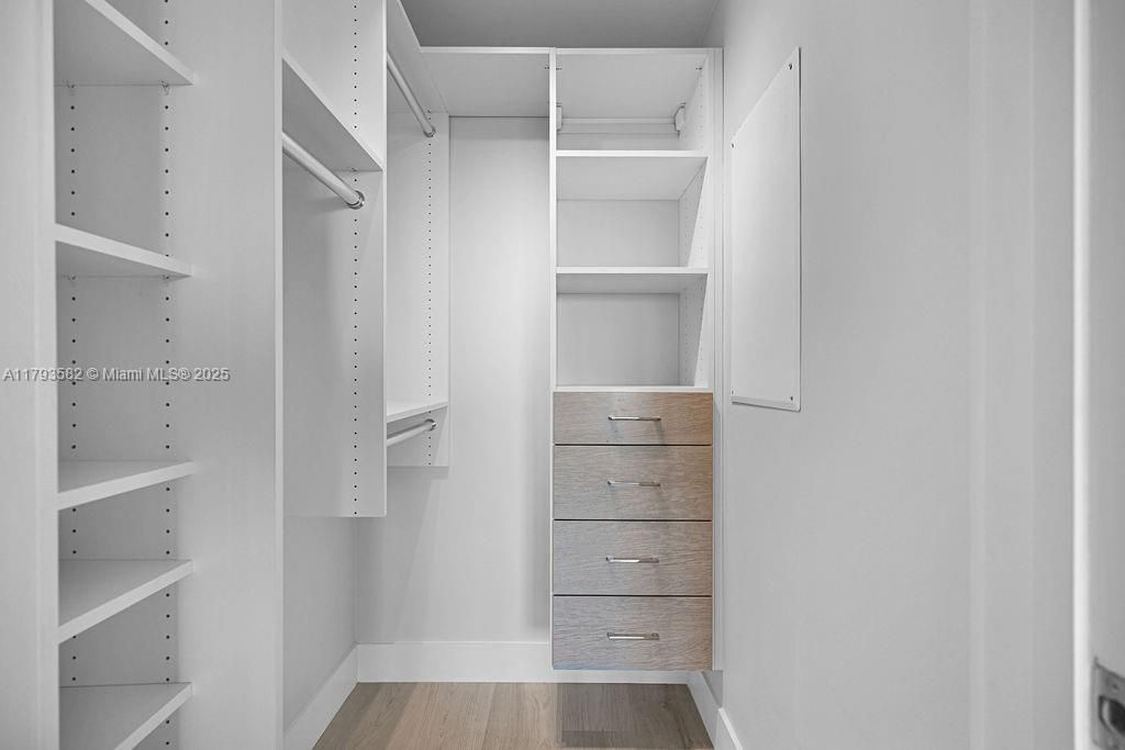 For Sale: $899,000 (2 beds, 3 baths, 1193 Square Feet)