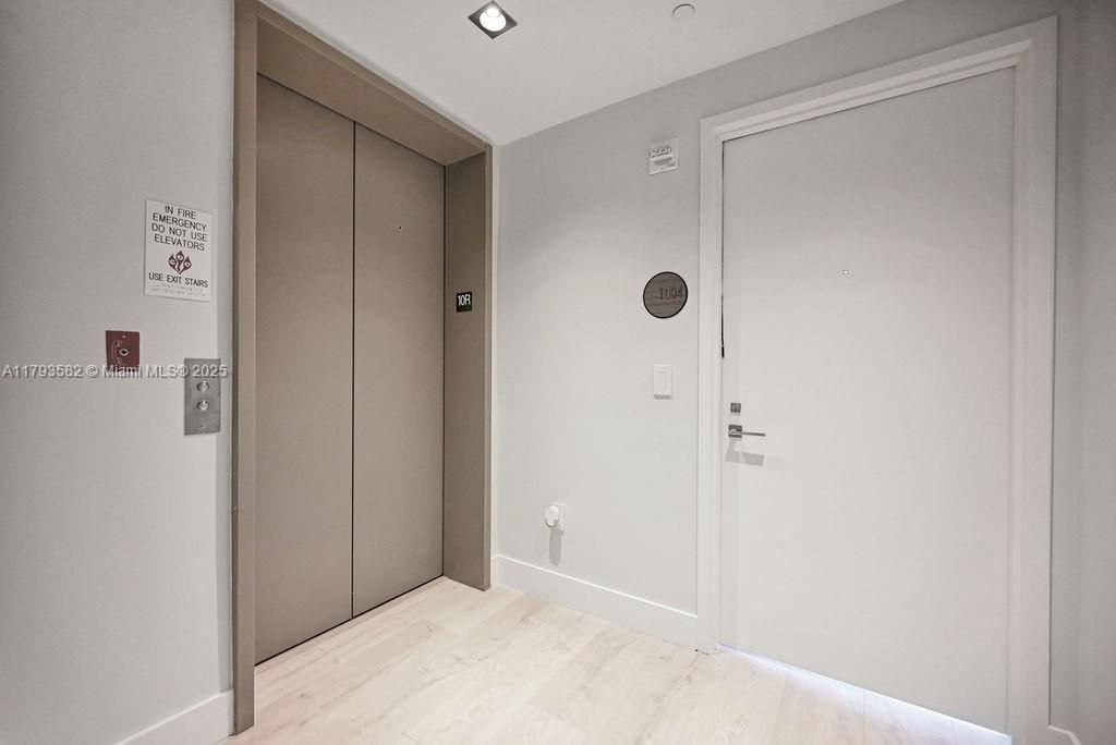 For Sale: $899,000 (2 beds, 3 baths, 1193 Square Feet)