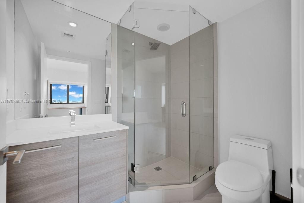 For Sale: $899,000 (2 beds, 3 baths, 1193 Square Feet)