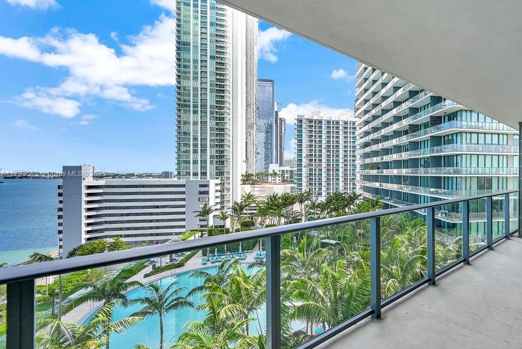 For Sale: $899,000 (2 beds, 3 baths, 1193 Square Feet)