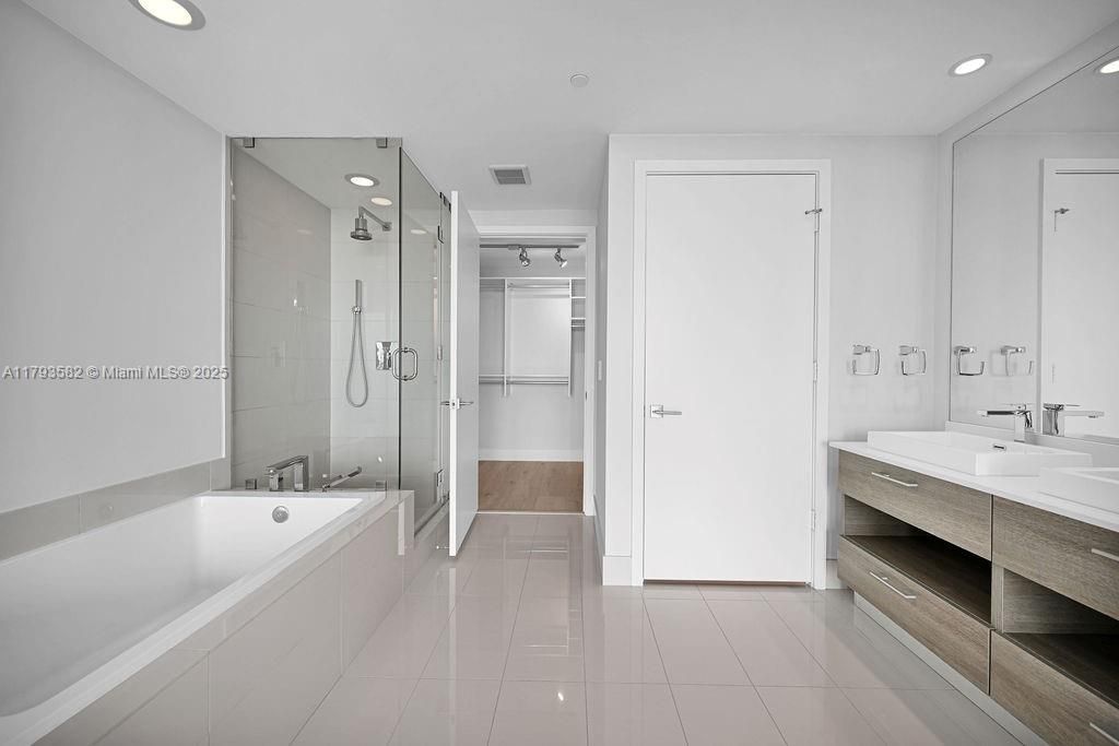 For Sale: $899,000 (2 beds, 3 baths, 1193 Square Feet)