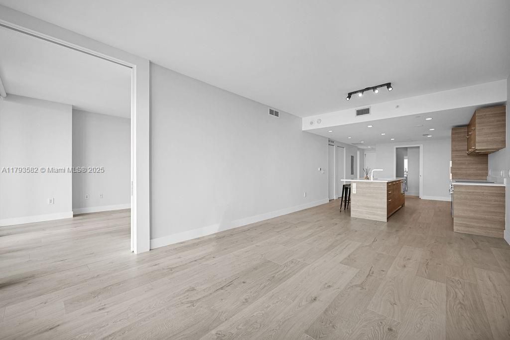 For Sale: $899,000 (2 beds, 3 baths, 1193 Square Feet)