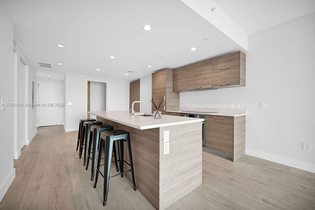 For Sale: $899,000 (2 beds, 3 baths, 1193 Square Feet)