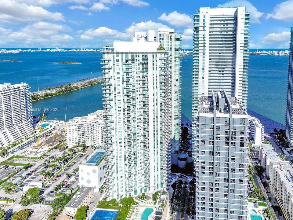 For Sale: $899,000 (2 beds, 3 baths, 1193 Square Feet)