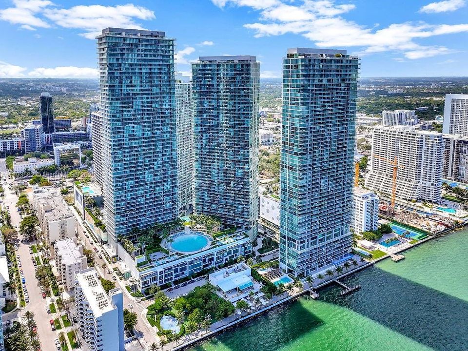 For Sale: $899,000 (2 beds, 3 baths, 1193 Square Feet)