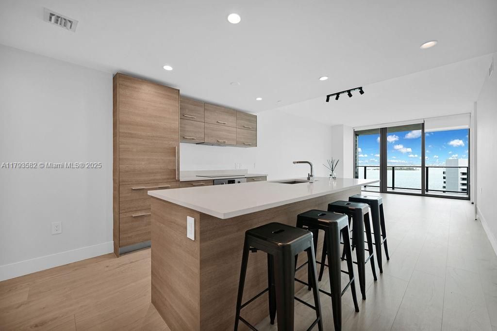 For Sale: $899,000 (2 beds, 3 baths, 1193 Square Feet)