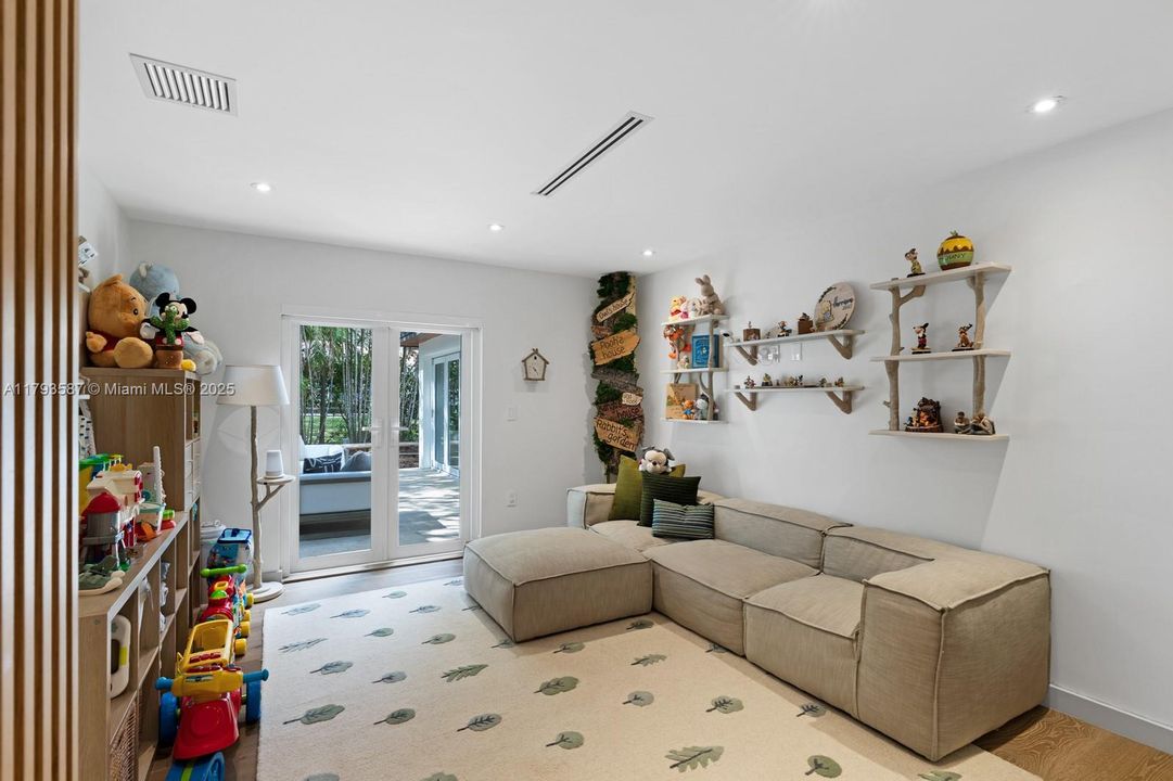 For Sale: $3,950,000 (5 beds, 4 baths, 3360 Square Feet)