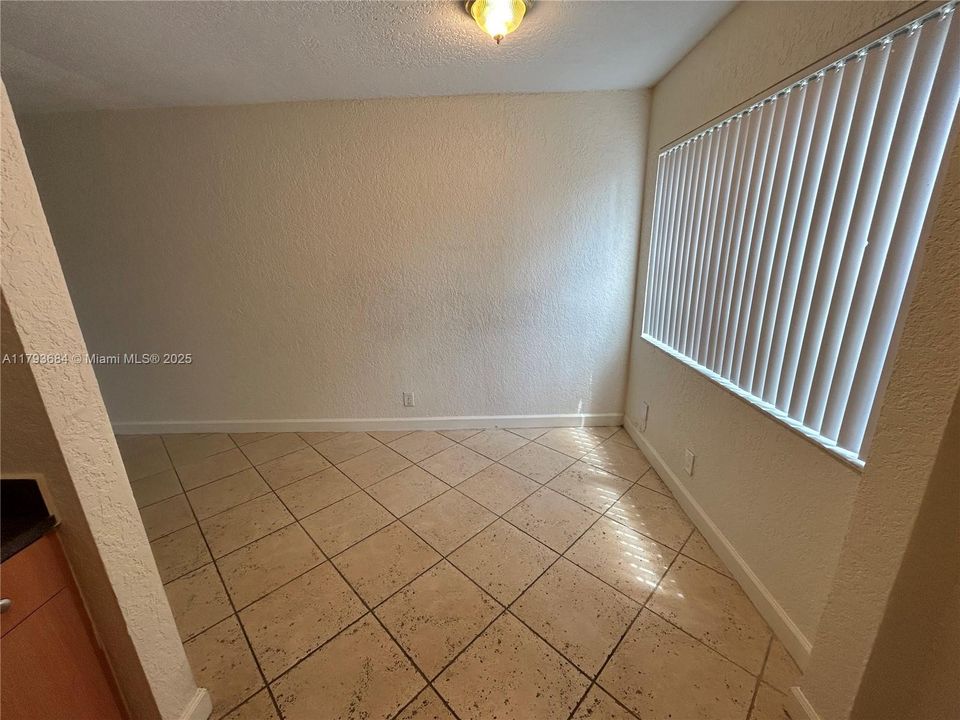 Recently Rented: $1,775 (2 beds, 1 baths, 938 Square Feet)