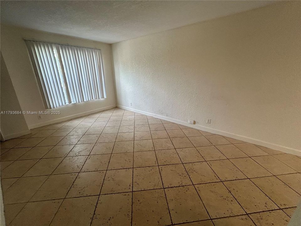 Recently Rented: $1,775 (2 beds, 1 baths, 938 Square Feet)