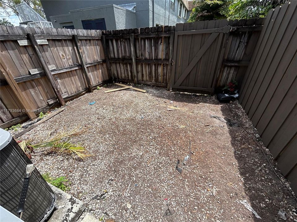 Recently Rented: $1,775 (2 beds, 1 baths, 938 Square Feet)