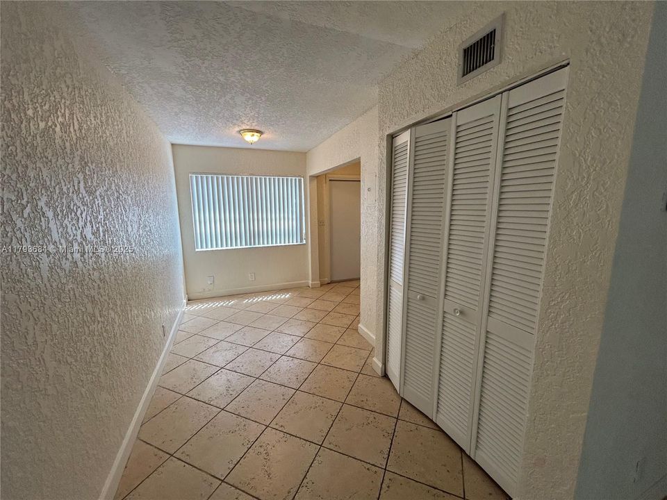 Recently Rented: $1,775 (2 beds, 1 baths, 938 Square Feet)