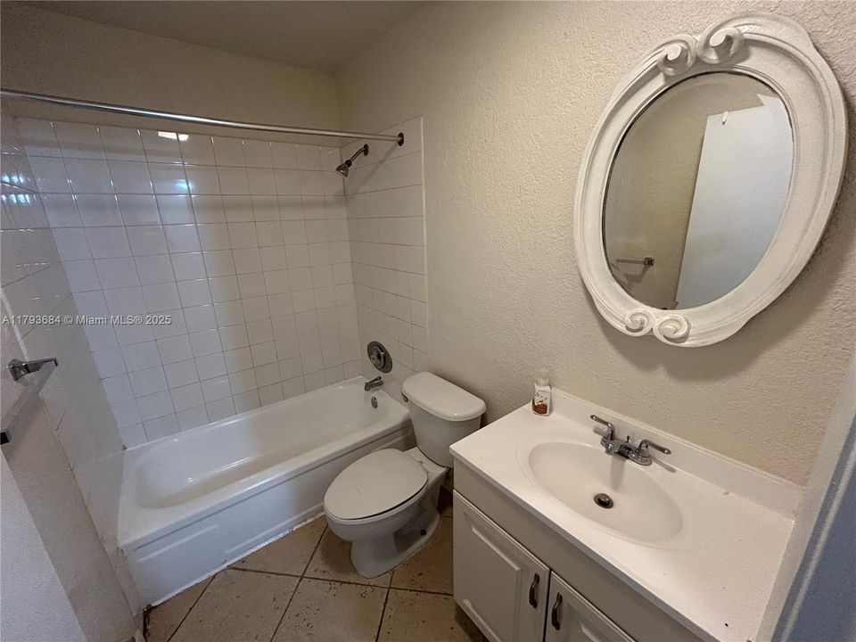 Recently Rented: $1,775 (2 beds, 1 baths, 938 Square Feet)